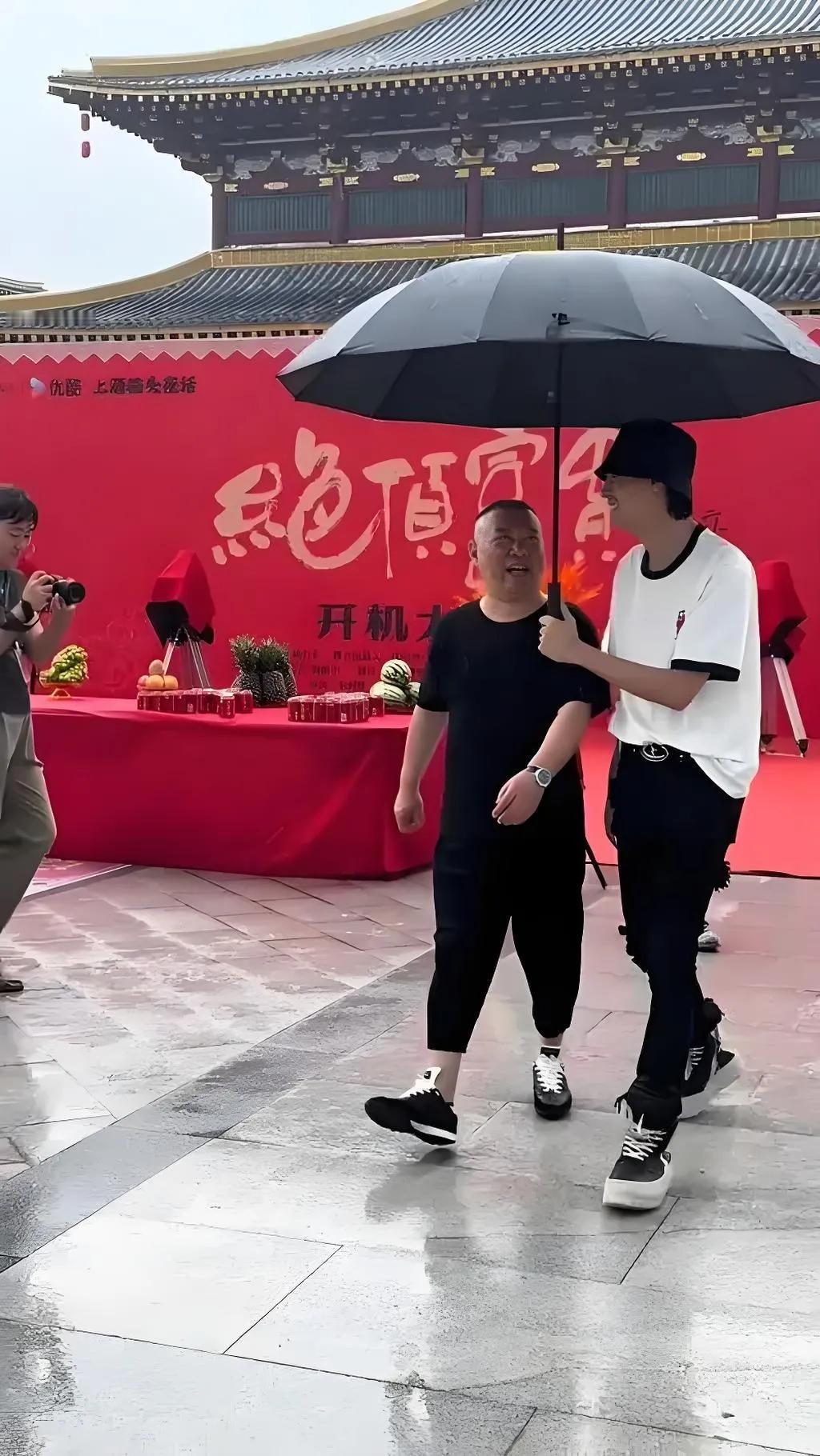 2025年8月18日，郭德纲执导的武侠喜剧《绝顶富贵》在乐陵影视城开机。该剧由优