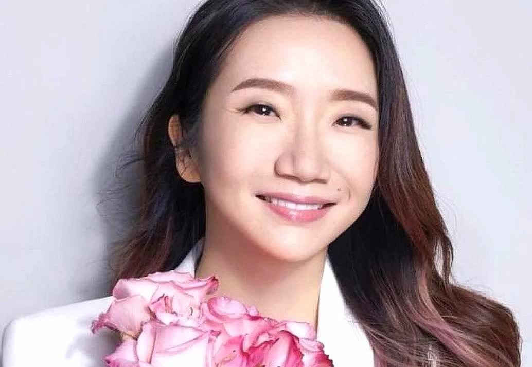 陶晶莹又翻车了！综艺上张嘴就来：“内地女性没见过包包，村里那种穷。[抠鼻]”
