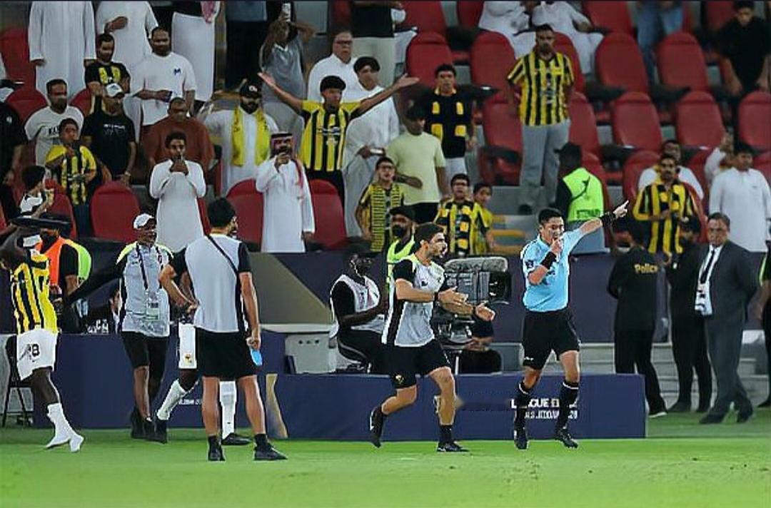 针对沙特媒体称中国裁判马宁因失误被取消亚冠决赛执法资格并已离开吉达的报道，亚足联