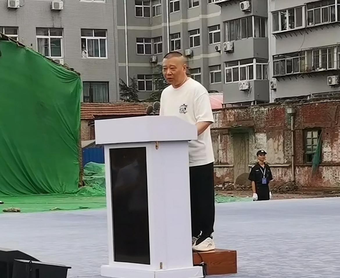 郭德纲被处罚之后再度迎来新“危机”！规模最大的山东德云文化广场已经换牌子，简单
