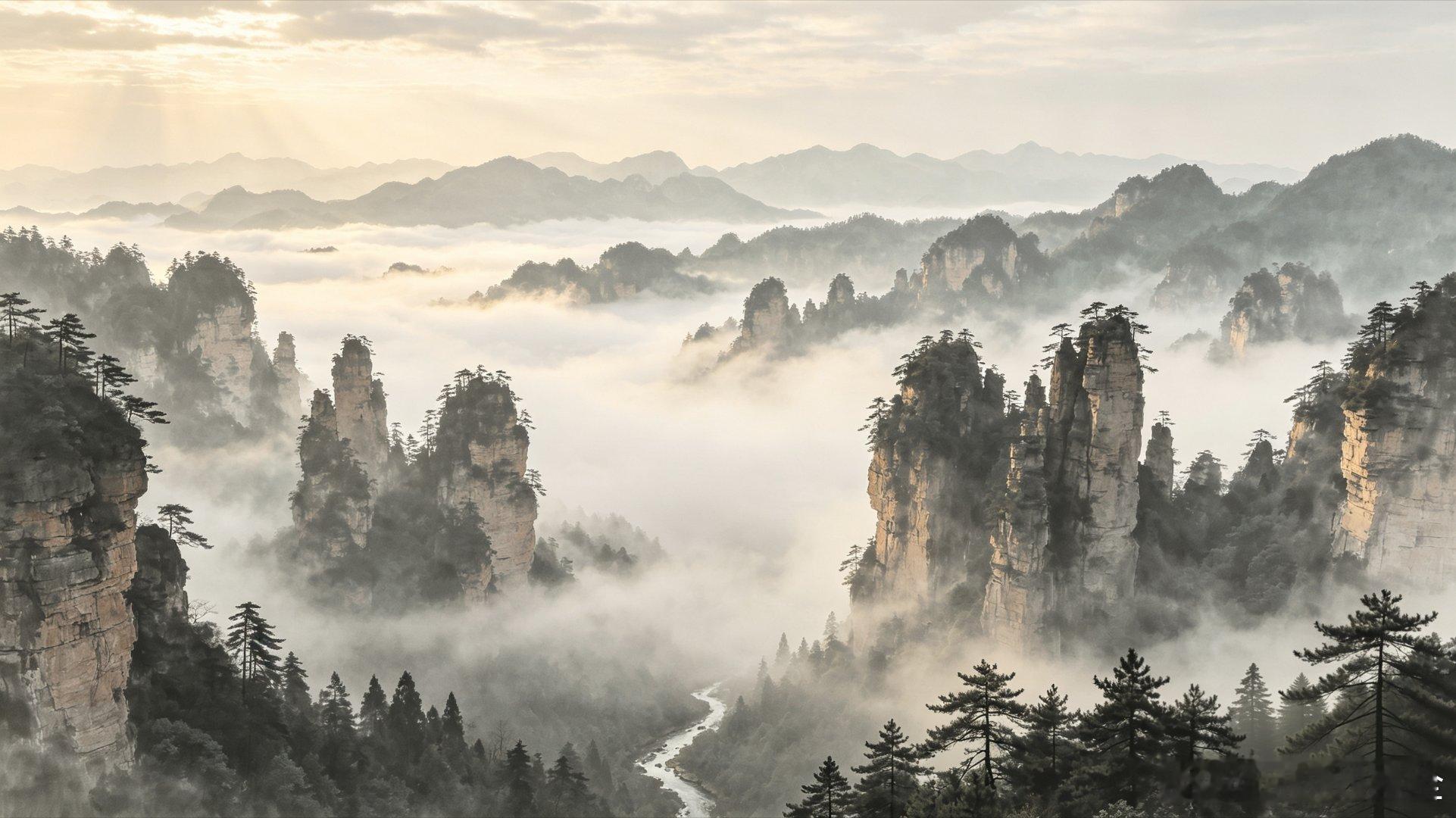 初见张家界，惊叹天地造化的水墨写意；第二次相见时，沉醉于云涛绝壁的空灵诗意。今天