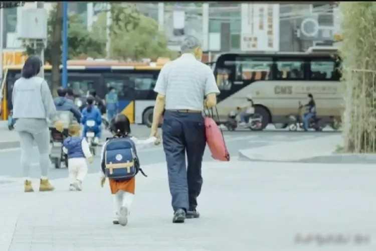 公公是个曾经担任厅级官员的老人，如今已经年过九旬。他在家庭中扮演了多重角色，从疼