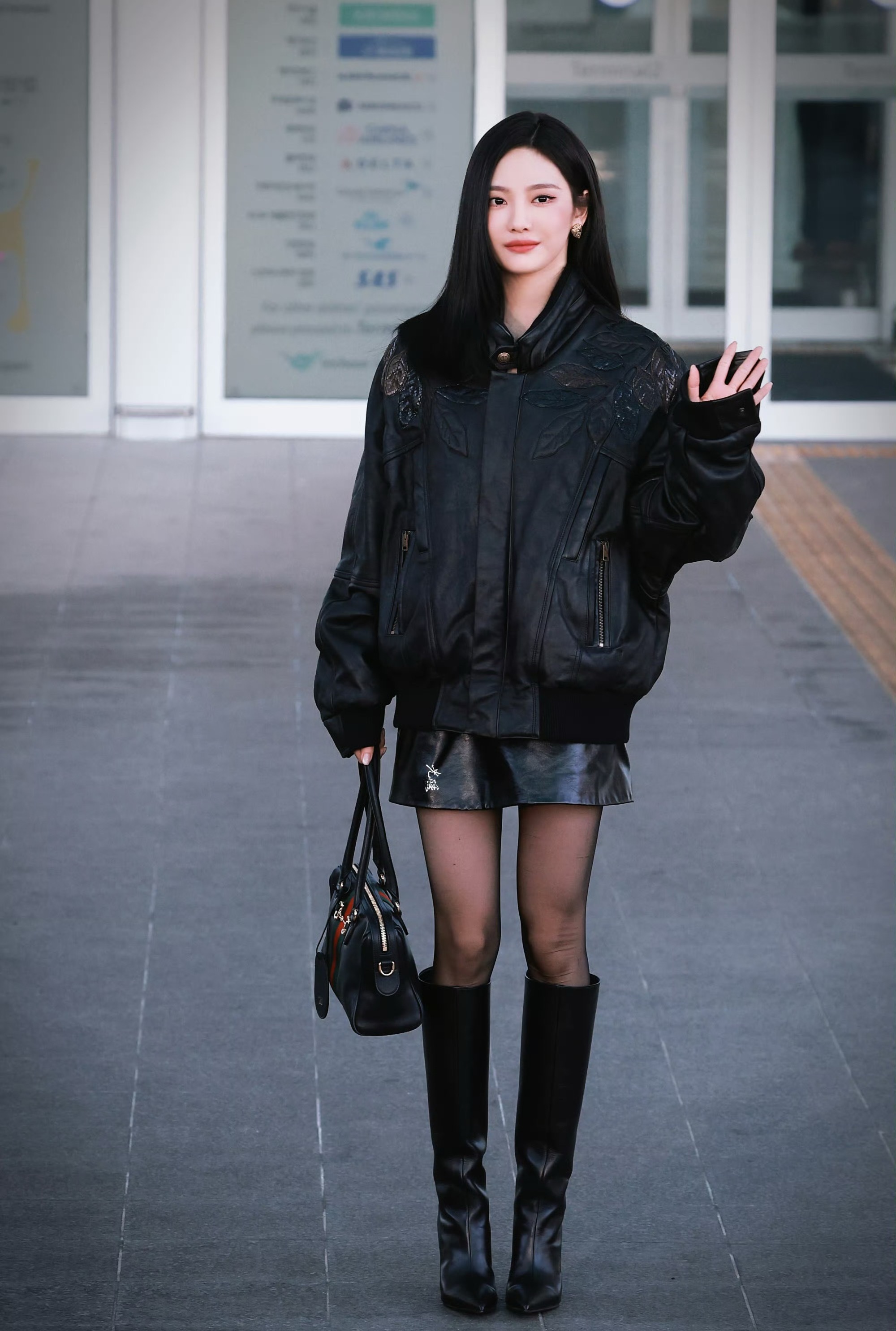 宁艺卓GUCCI宁艺卓｜出发米兰时装周造型：一身黑色系造型，整体干净利落，恰