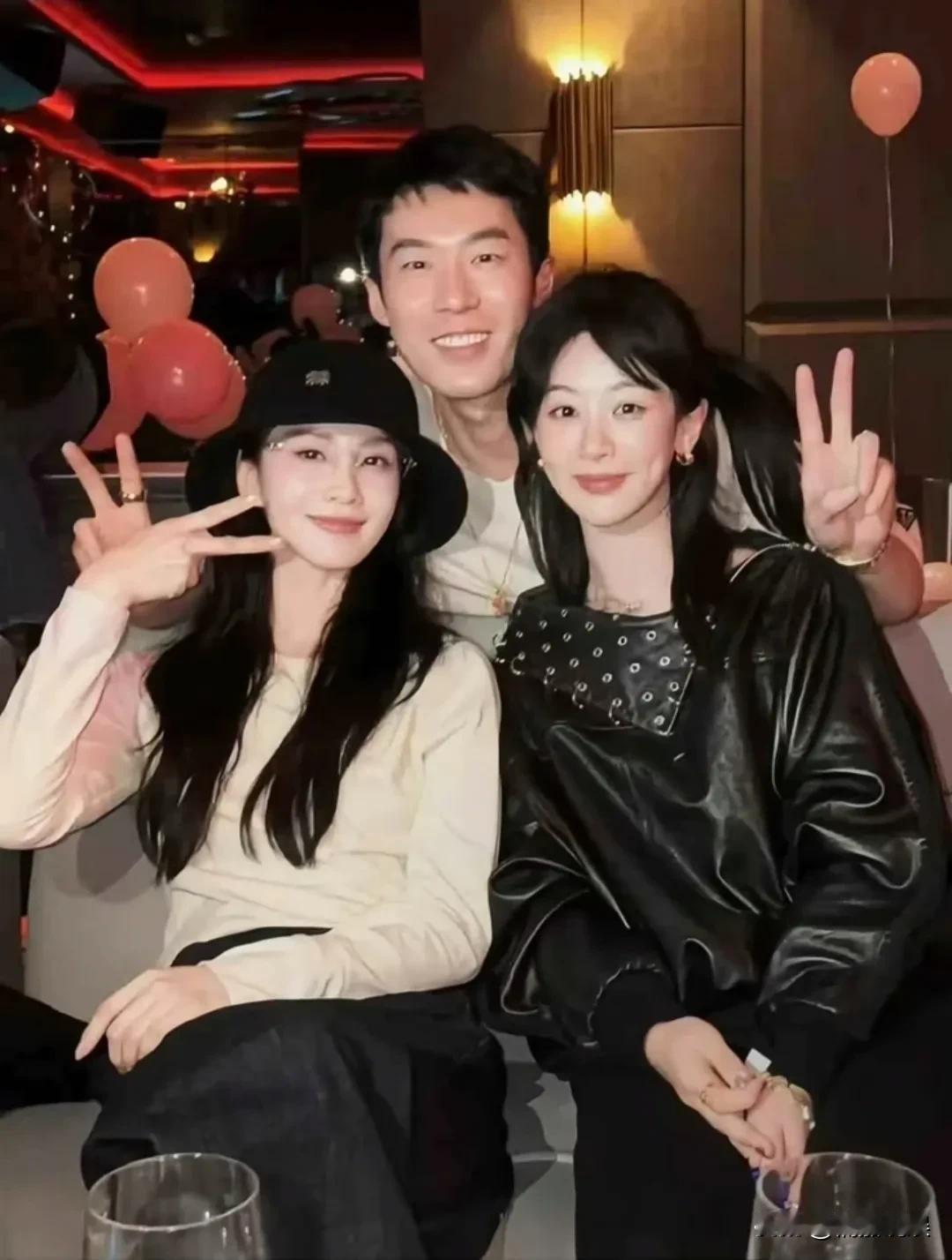 原来刘诗诗也参加了杨紫的生日宴了，想不到她们俩是好友。诗诗戴着无框眼镜，温婉优雅