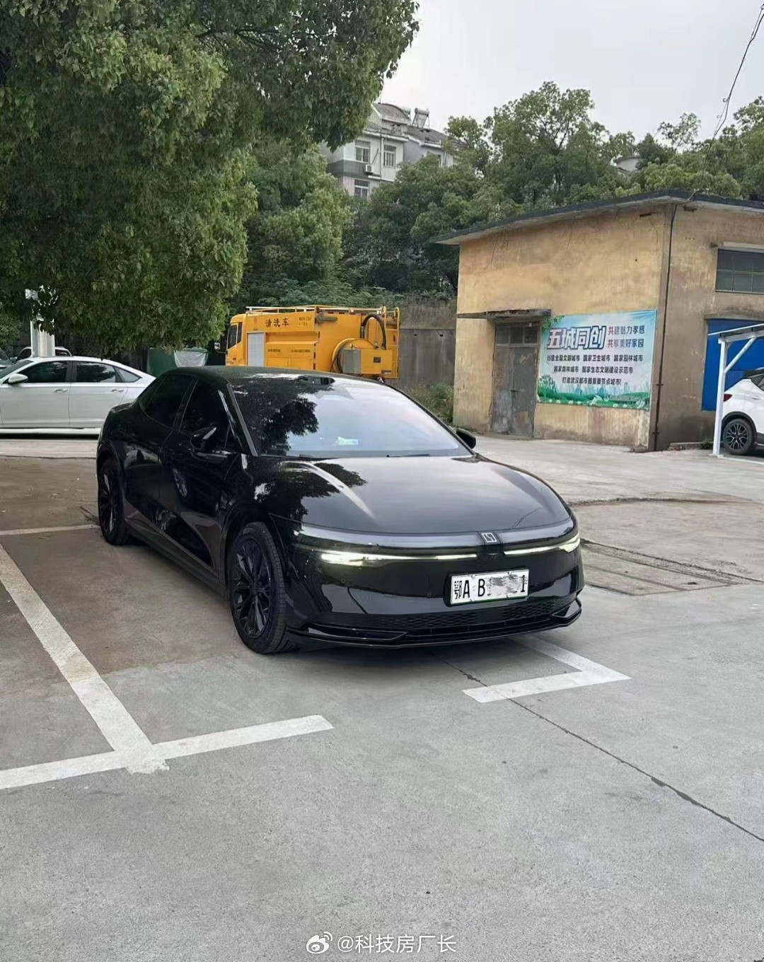 千万不要用紫外光灯照车牌几个小时，绿牌会变白牌[惊恐]​​​
