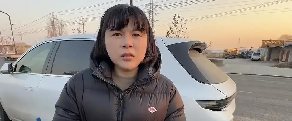 我刚知道，新车被撞了修好还不算完。给保险公司我的评估师电话：那辆换...