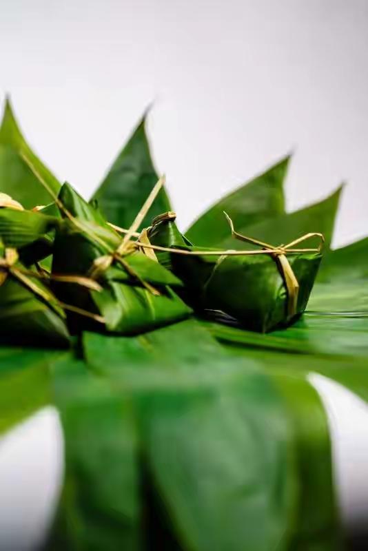 端午插艾叶、挂菖蒲据说也是为了纪念屈原，辟邪驱瘟。[比心][比心][比心][呲