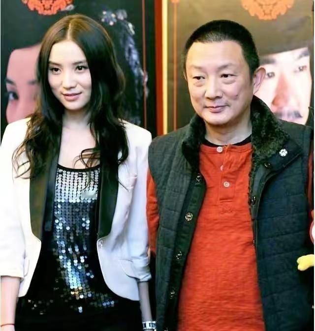 2007年，50岁的导演张黎爱上了27岁的宋佳，当时的张黎已经结了5次婚，为了娶