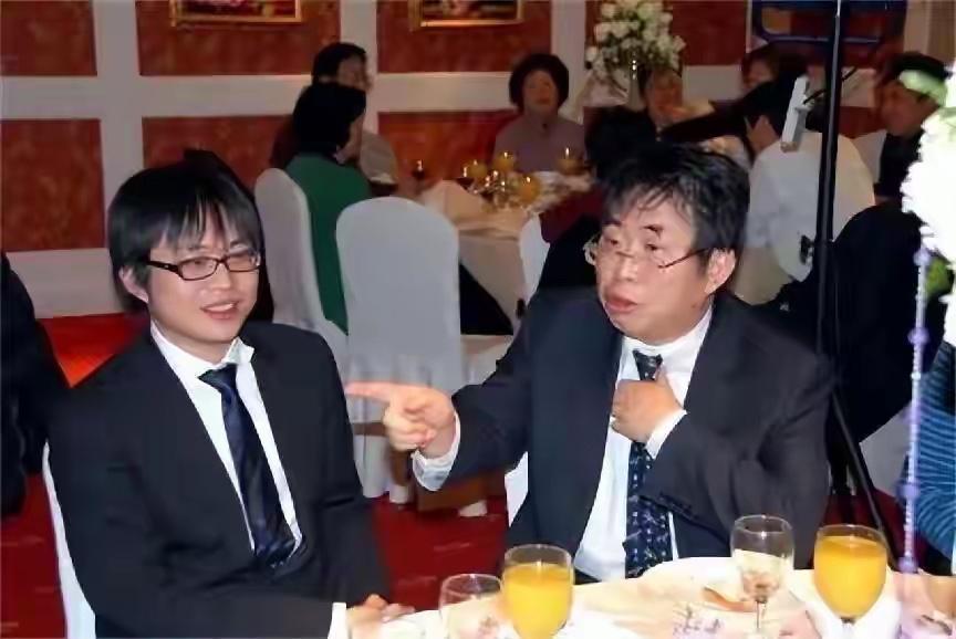 图1～3聂卫平和儿子孔令文合影，父子俩长得好像图4:孔祥明和儿子孔令文合影，