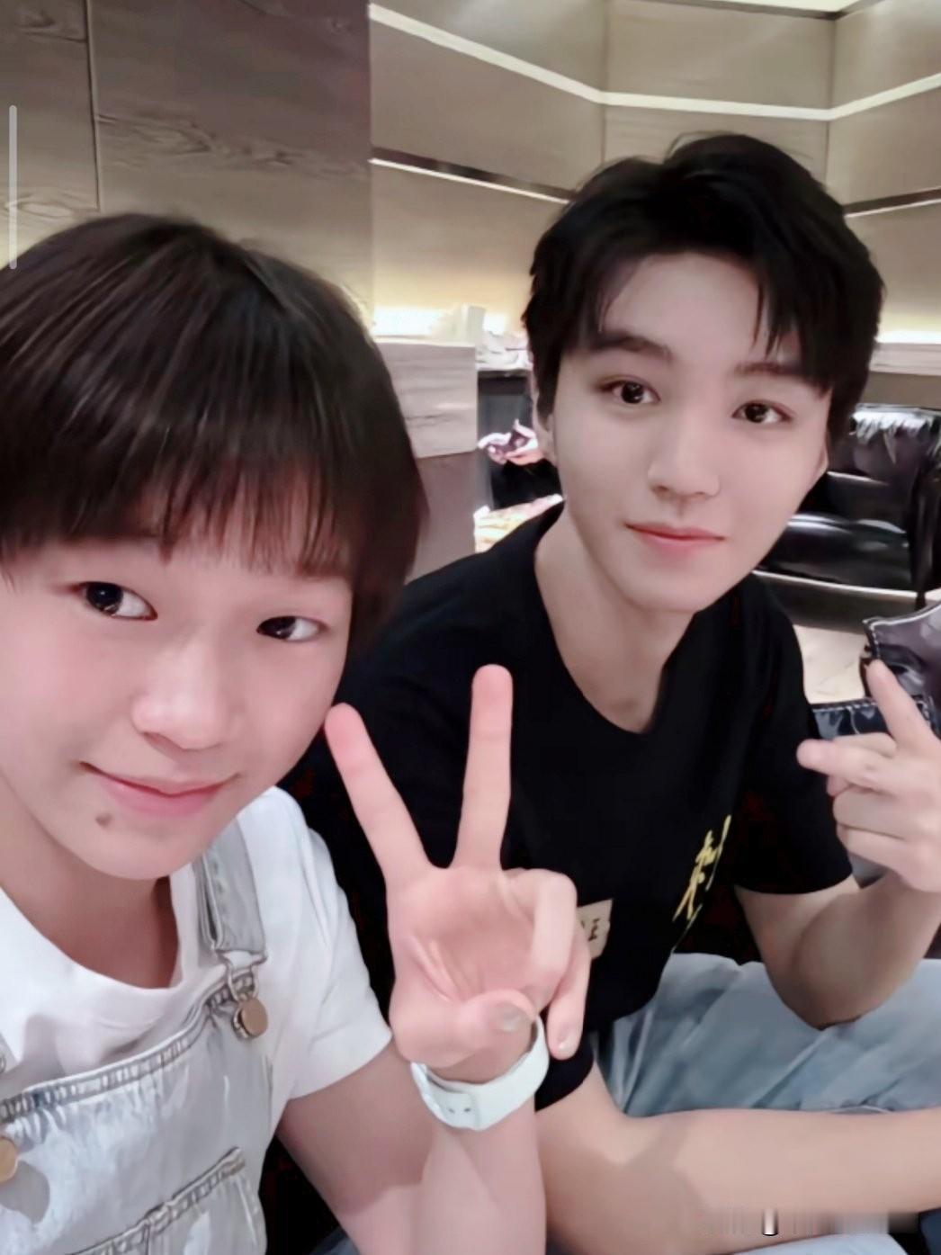 12月15日，全红婵更新北京玩耍vlog，并配文“也是有幸拎到托马斯·王（王俊凯