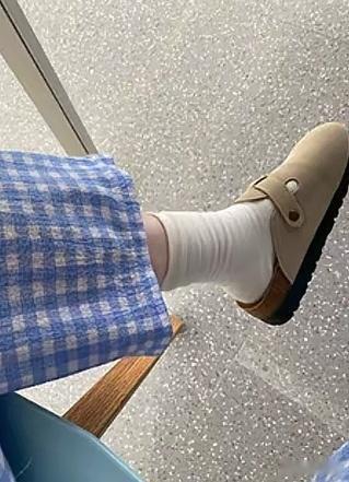 洞洞鞋下岗勃肯鞋上岗天气降温，勃肯鞋是要上岗了，你们洞洞鞋和勃肯鞋喜欢哪个？​