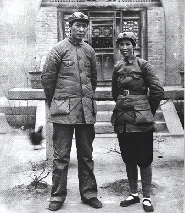 这是贺子珍和毛主席的真实合影,都看看吧,这可不是演员扮演的。贺子珍是井冈山第