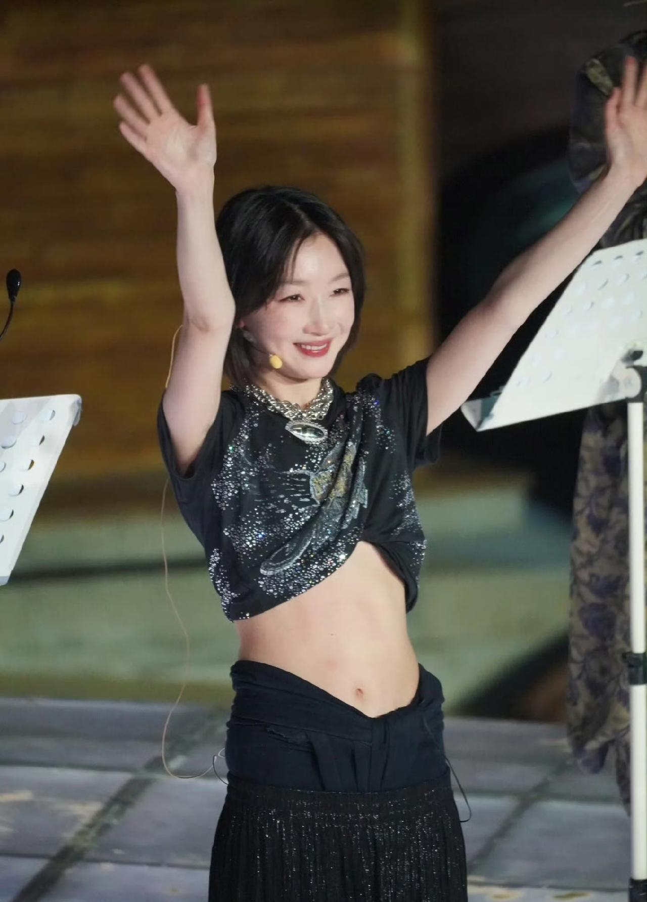 我觉得周冬雨的演技其实被高估了。她是90后拿奖最多的女演员，手握三金影后头