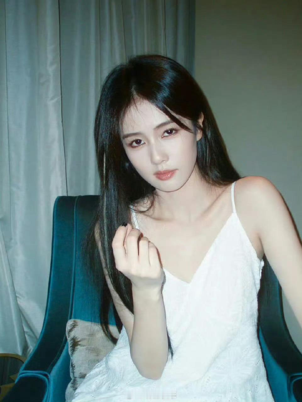 白鹿看上去好清纯的样子