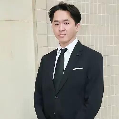 香港最“怂”的富二代，他守着15亿遗产躺吃了27年，利息滚到17亿。3个女友同住