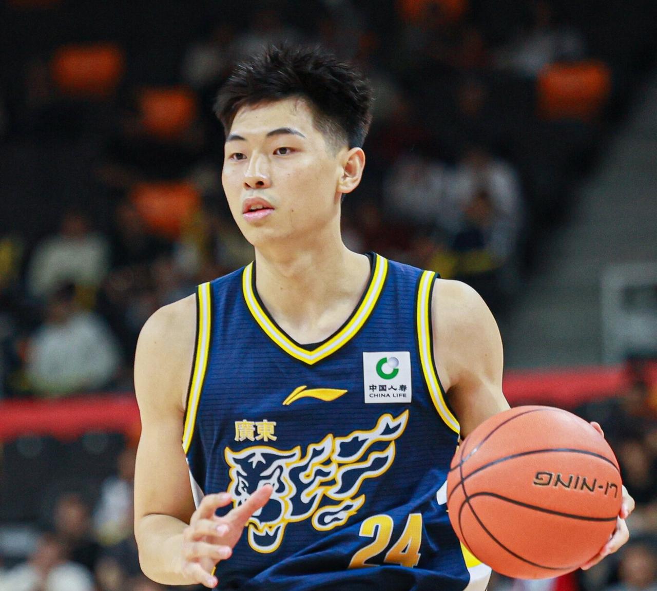 本赛季广东男篮情况比较乱，外援表现不利，新人成长缓慢，队内氛围不佳。尤其杜峰的用