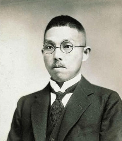 在一次醉酒后，大军阀杨森误把干儿女曾桂芝当成了四姨太，醒来后才反应过来，连忙对哭