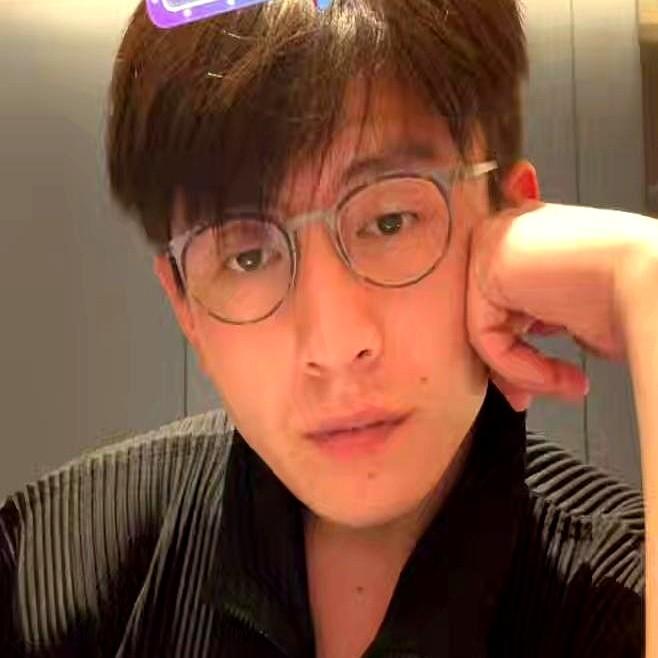 一位男演员说，他留在杭州是因为工作太多了。虽然没进组拍戏，但商务、配音、线下