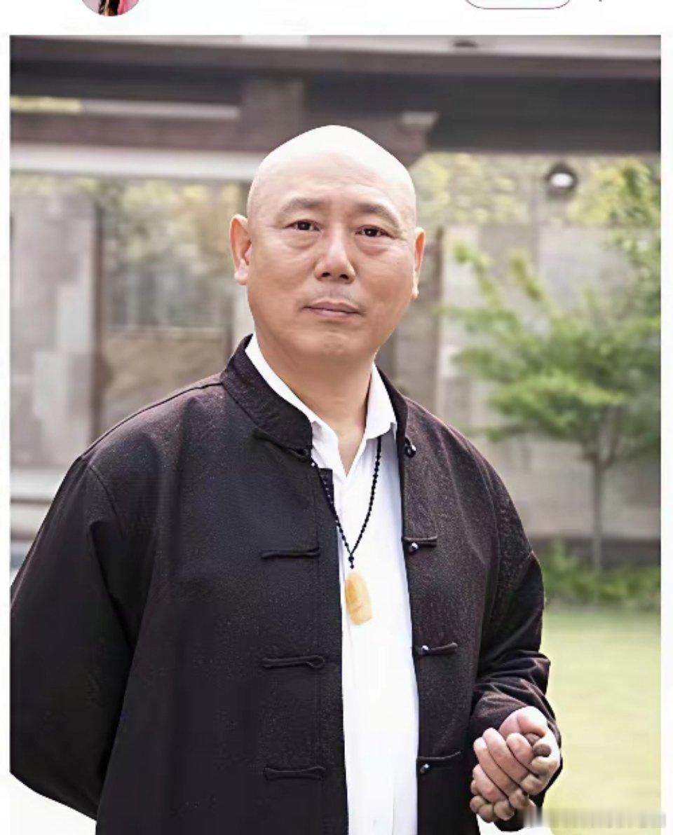 李成儒的儿子李大海说，当时我爸当着全场人的面，说我一事无成、狗屁不是，处处瞧不上