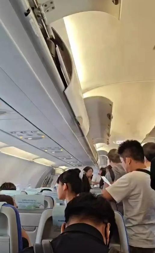 "坐飞机被雷劈，也是给我遇上了。"8月8日下午，深圳宝安机场，一架南航CZ3