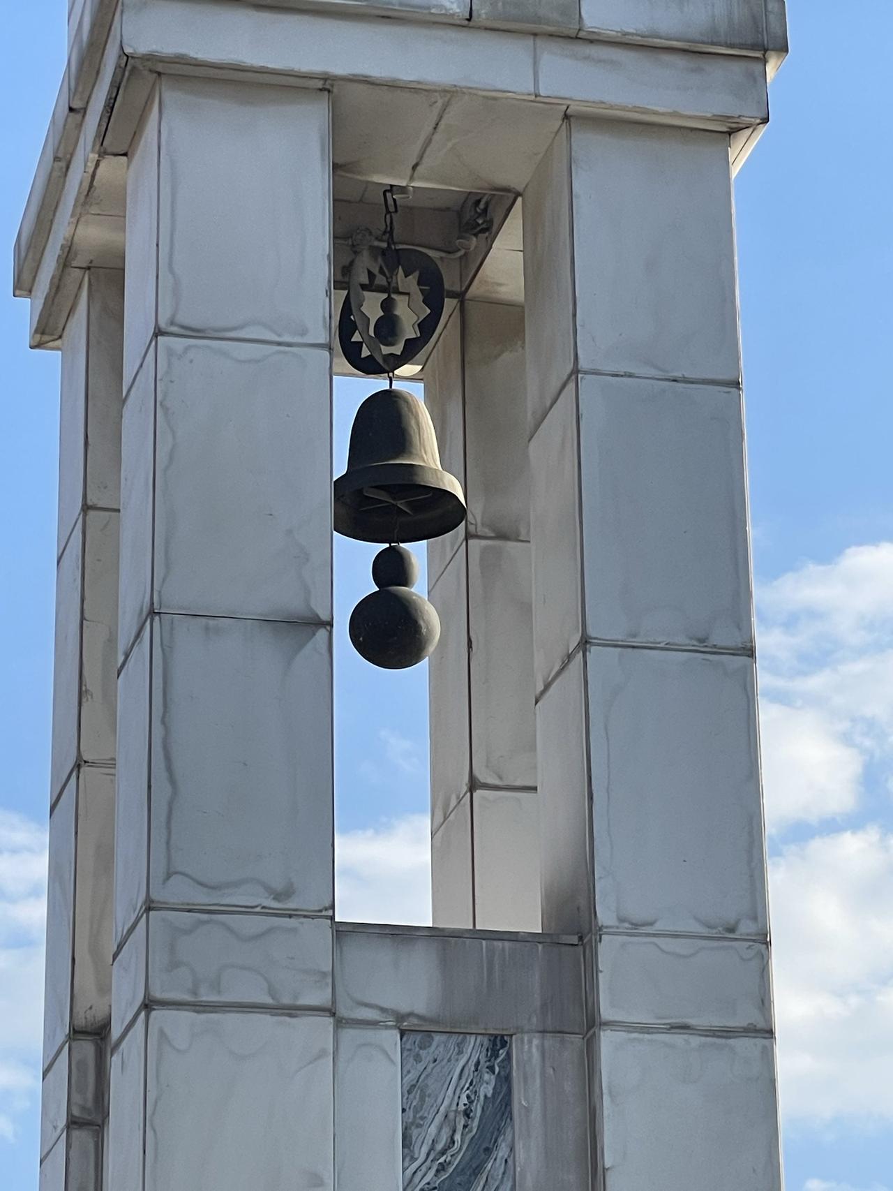 大理的兴盛桥是大理的重要旅游打卡地，桥上有塔楼，塔楼有风铃。可是不知道是因为风太