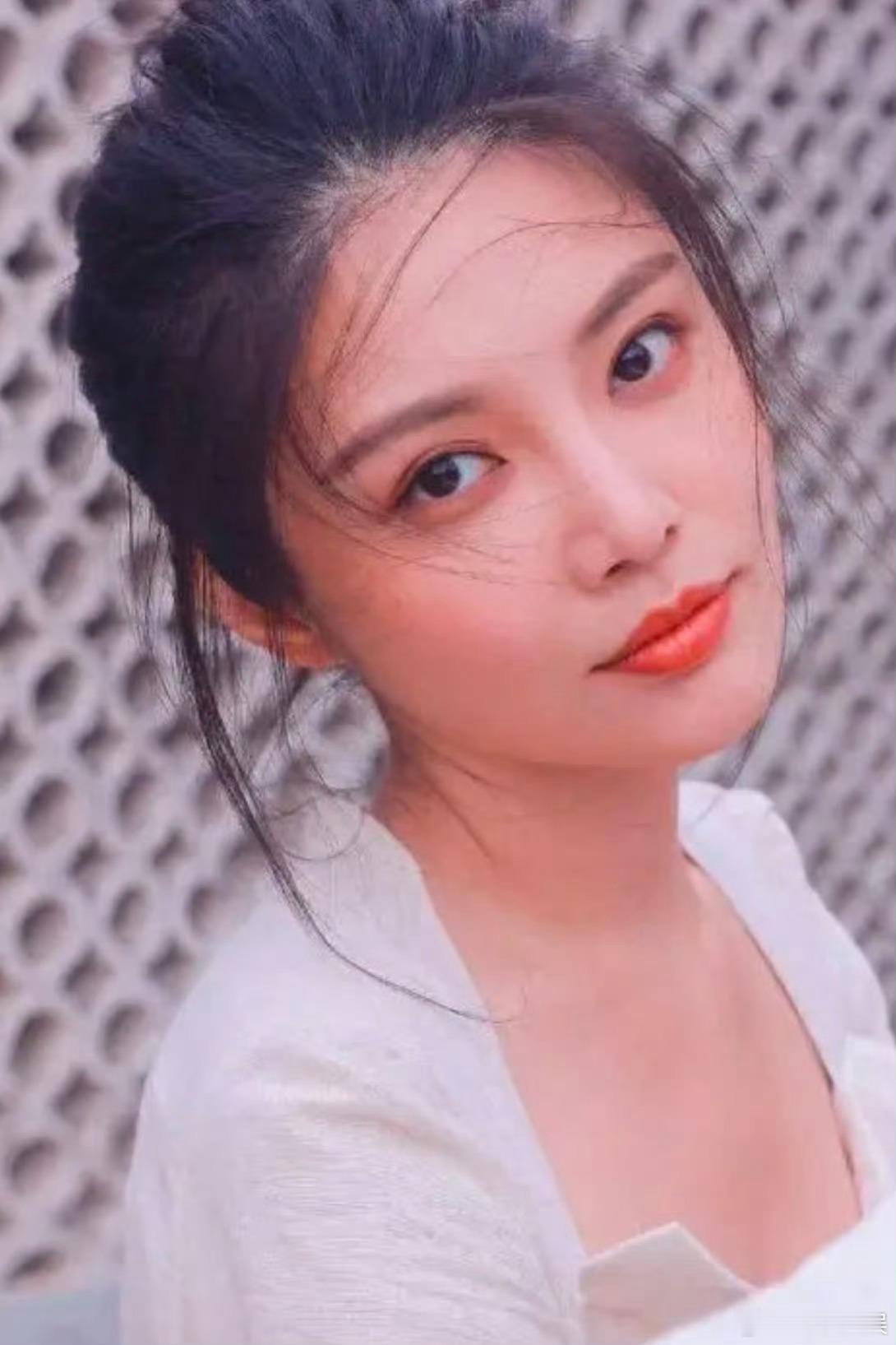 天呐考古挖到宝了！早期冬冬这满脸胶原蛋白的甜妹气质鲨疯了🍬但细看眼神里一直有