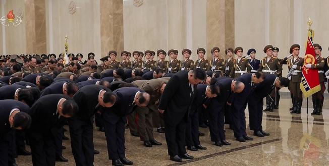 金正恩做出一个重大举动！朝鲜领导人金正恩在已故父亲金正日逝世14周年之际，前往锦