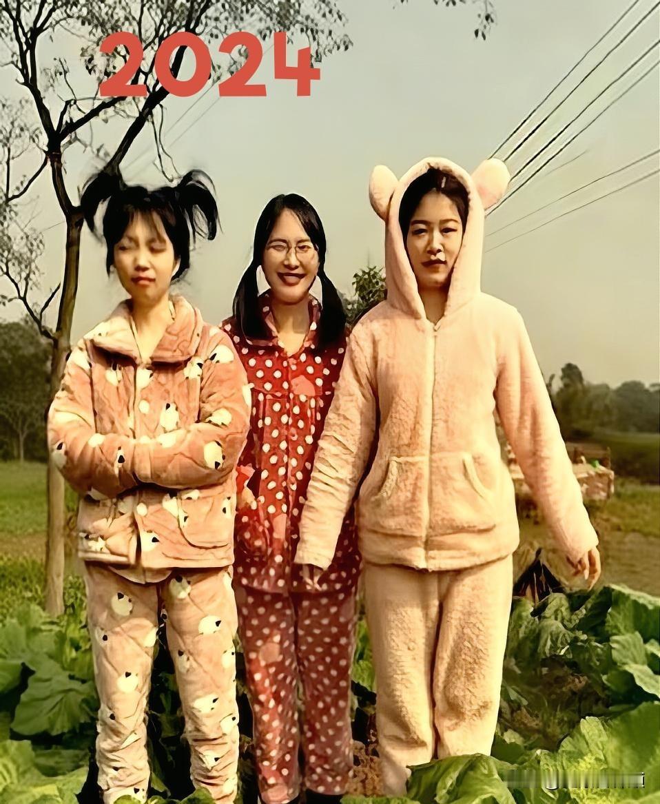 同样一块菜地，时隔二十年，三姐妹原地复刻儿时老照片。旧照片满是年代感，小小三个