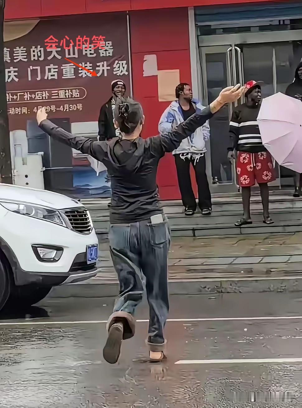热情的东大女子，冒雨向街对面的黑人老哥搭讪。东大的某街头，正下着雨，几位黑人老哥