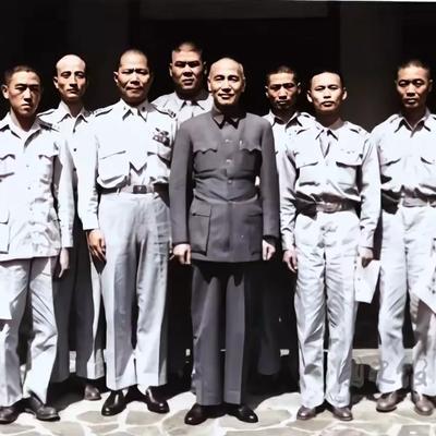 1949年，被解放军俘虏的6名国民党空军夺机叛逃，并掳走3名解放军，当他们驾机抵