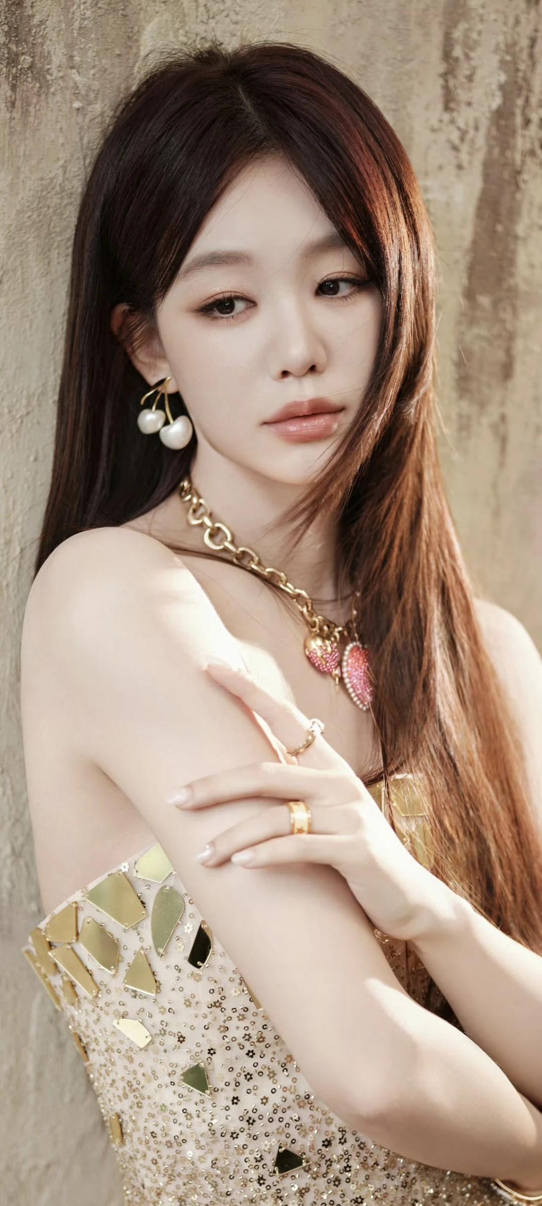 徐梦洁写真壁纸～被这套金色亮片抹胸裙美到！