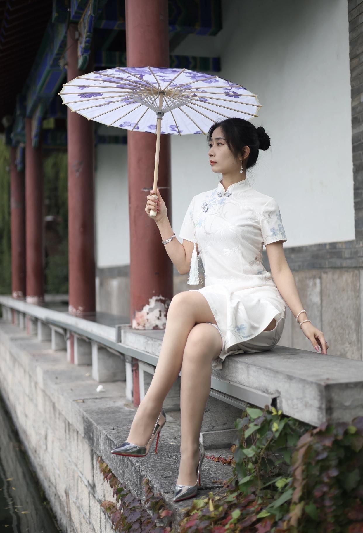 女生怎么穿搭会看上去很优雅优雅旗袍，雨中漫步，古典韵味，尽显东方之美。