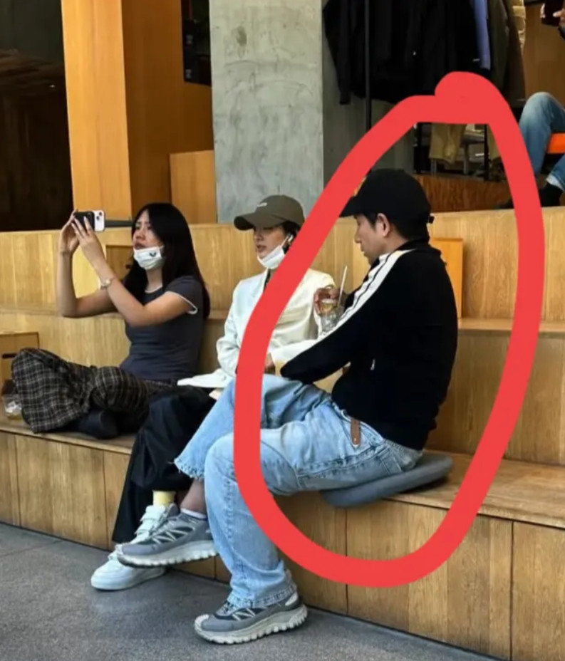 这位男士是赵德胤，是缅甸裔台湾导演，赵姐的《乔妍的心事》就是他拍的，还拍了很多缅