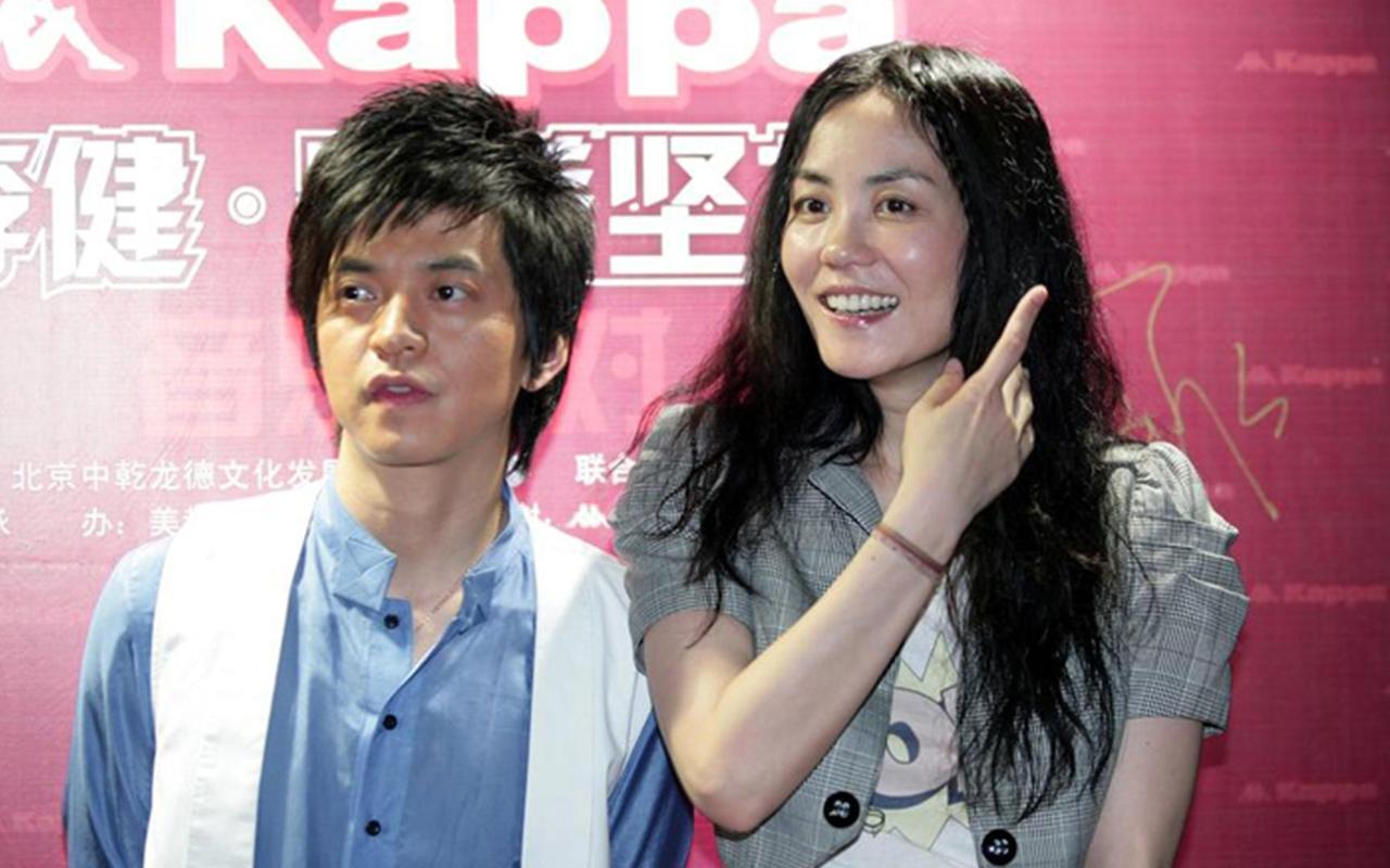 16年前，王菲打电话给李健：“我想唱你的歌，可以吗？”李健爽快答应：“随便