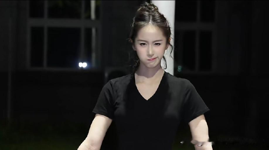 亲情、爱情、友情皆是如此。长久的联结靠彼此体谅、互相惦记，一味妥协迁就、独自承担