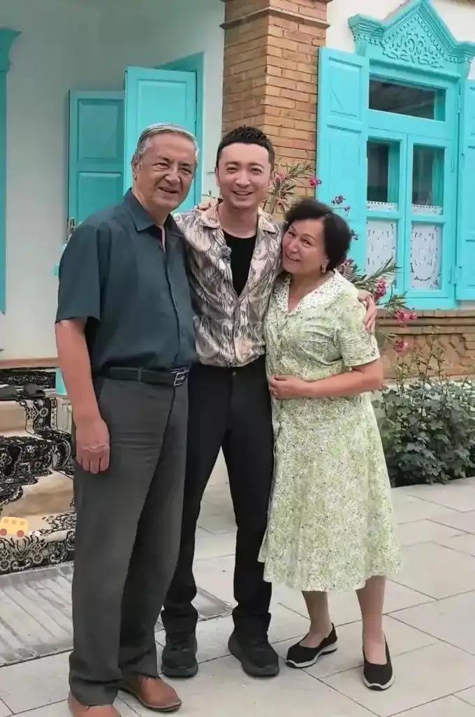 尼格买提这个人，我真的看不懂了，他今年42岁，离婚5年，不再婚，不生娃，