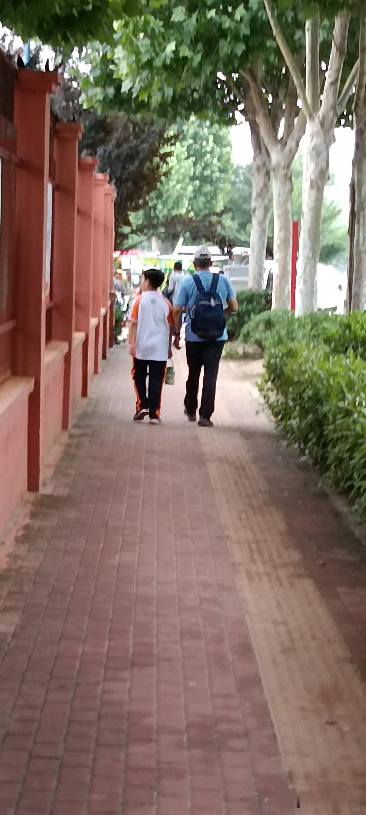 两代独生子女结婚组建家庭，造成孩子们没有姑舅，没有姨，没有叔叔大爷。没有表亲，没