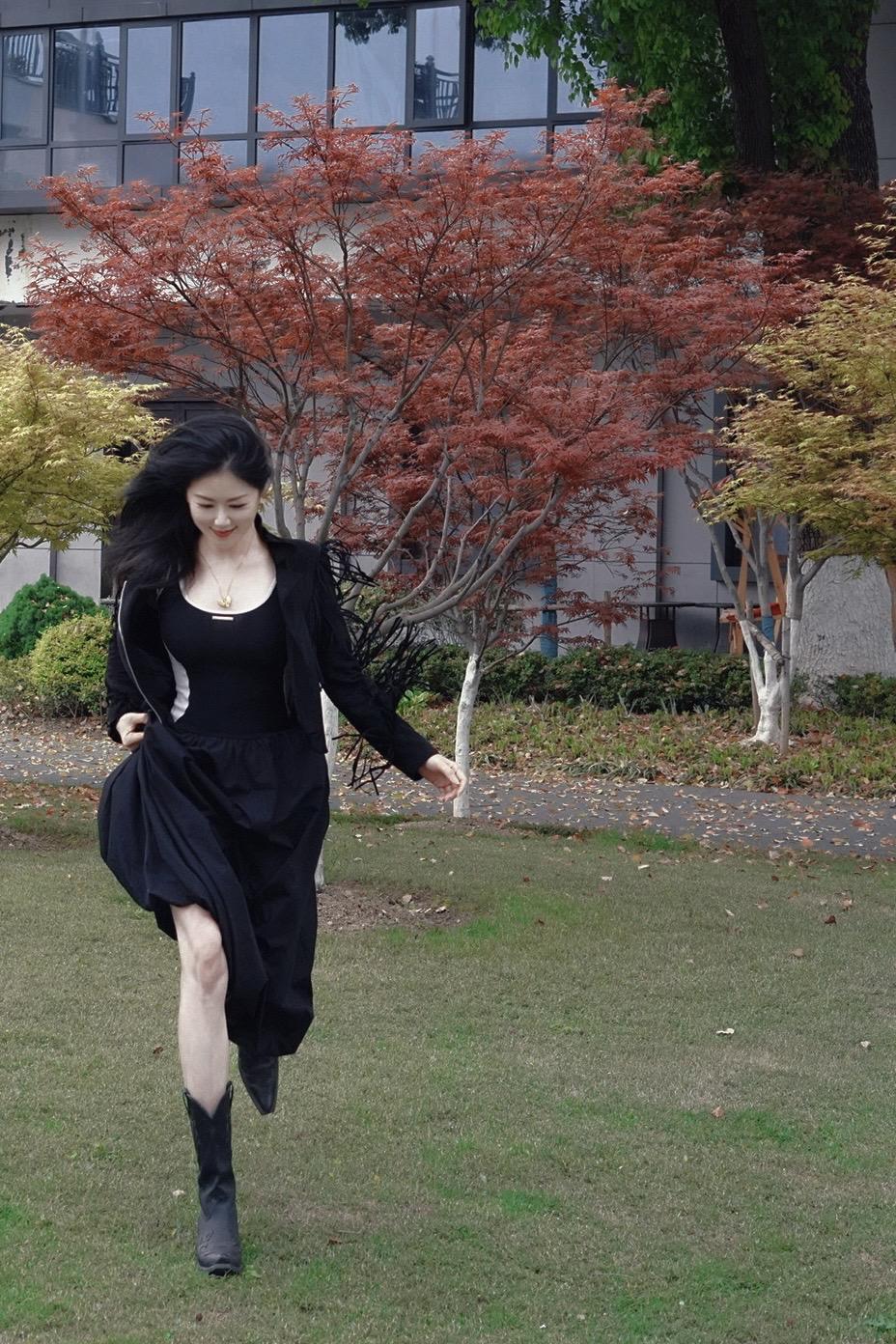 那个总是穿一身黑去赏花的姐姐。春天你好御姐