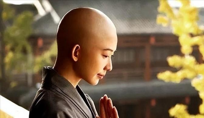 1407年，朱棣的老婆徐皇后去世，朱棣深夜将许皇后的妹妹徐妙锦招进宫里，跟她说，
