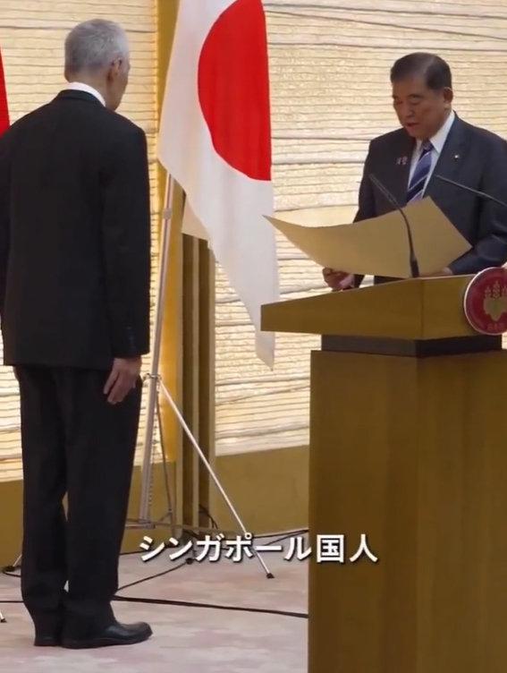 【琅河财经】新加坡这个闹的吧，你说不来参加9·3阅兵也就罢了，李显龙还巴巴地跑到