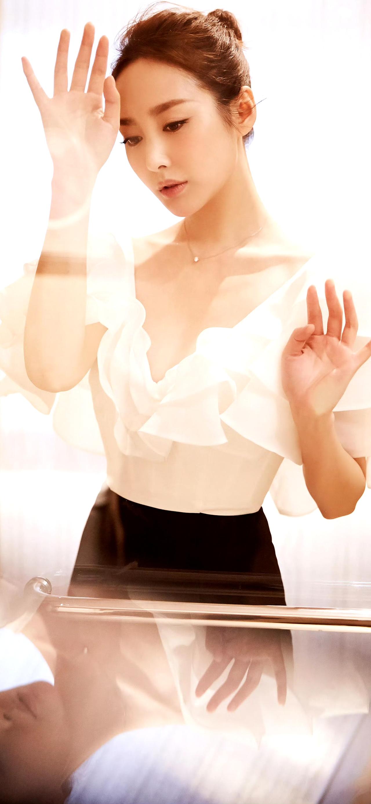 李纯美得清冷又魅惑，颜值太能打，演技还赞。除了《花千骨》里心狠手辣又可怜的霓漫