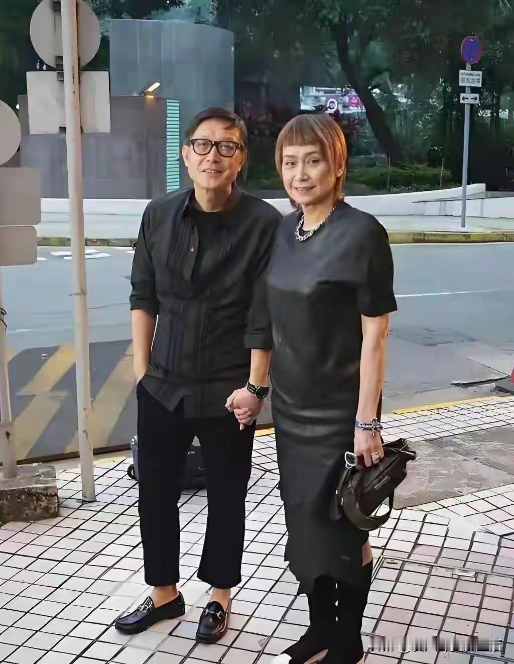 虽然都已经年过60，但是大导演刘伟强夫妇的穿衣打扮，还是非常的时尚，另类。刘