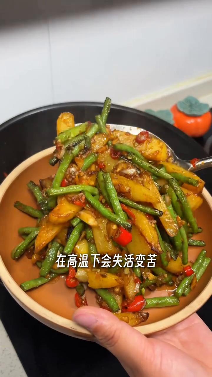 觉得自己做饭不好吃，多半是调料顺序不对。你是不是总觉得家里炒菜没饭店香？其实不