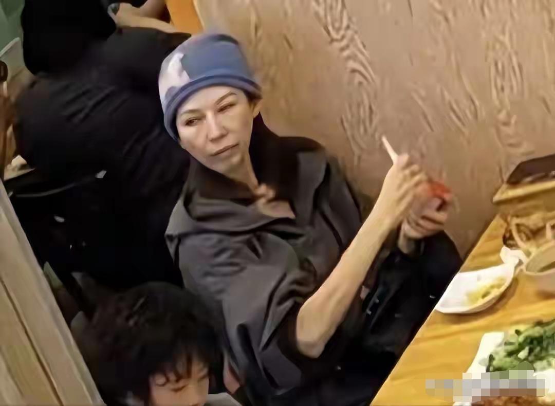 实话实说我就是够瘦的了，可是还有比我更瘦的人。看到蔡少芬这副瘦样子，我感觉我都成