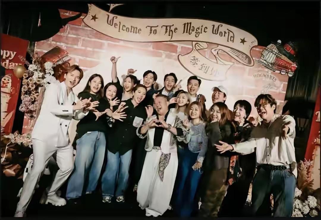 曾志伟73岁大寿，排面炸了！不是在香港半山别墅，也不是在TVB录影棚，而是包下