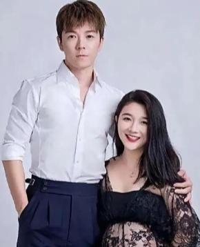 2017年，王栎鑫对自己怀孕的妻子吴雅婷说：“你生完二胎后，就去找一个你最爱男朋