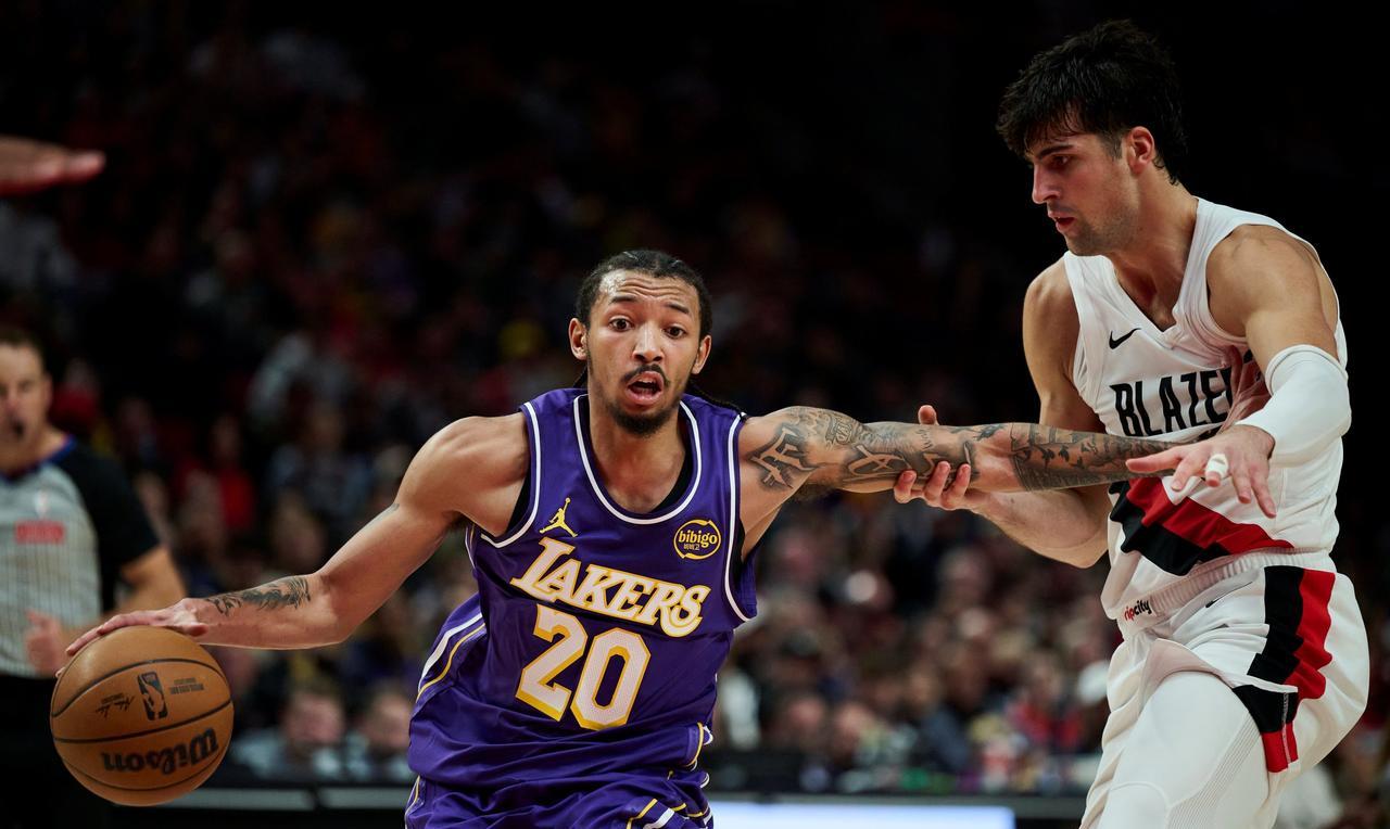 湖人只关注球星和巨星，甚至留不住表现出色的双向合同球员。美媒报道：湖人运气很好，