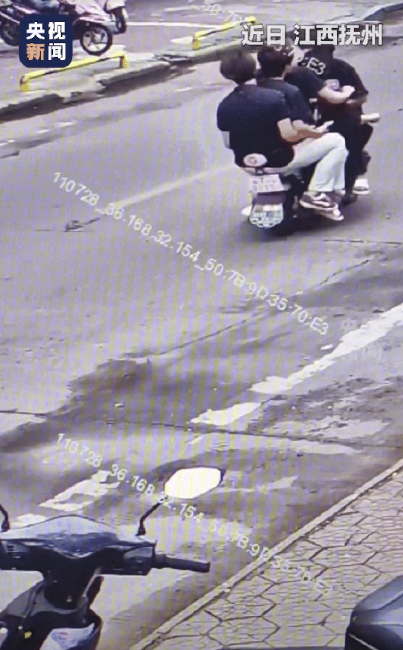 “火”到了央视！江西抚州，一少年开电动车载着4个同伴行驶在马路上被交警抓住了，