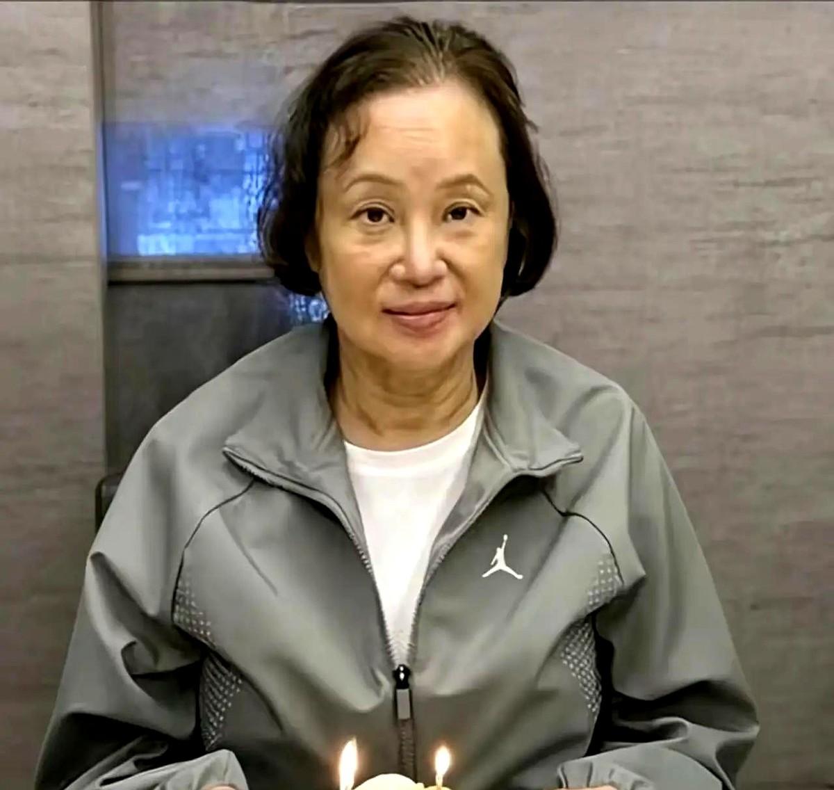 72岁的陈婉珍，穿着灰色运动衫素颜和子女合影，脸上看不出争斗的痕迹。从照顾大