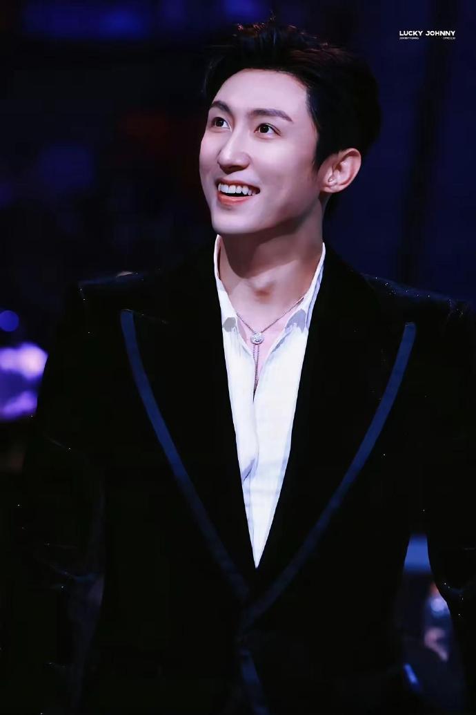 黄景瑜是对的，在爱奇艺的尖叫之夜，别说女明星了，男明星个个都是全妆容，只有黄